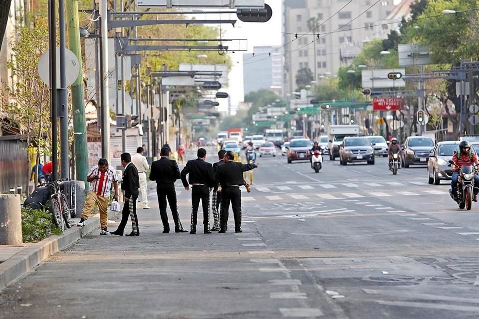 Un grupo de mariachis busca clientes sobre Eje Central.