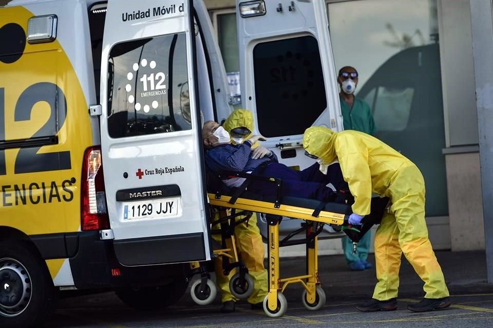 Personal médico atiende a aun paciente en una ambulancia, en la región norte de España.