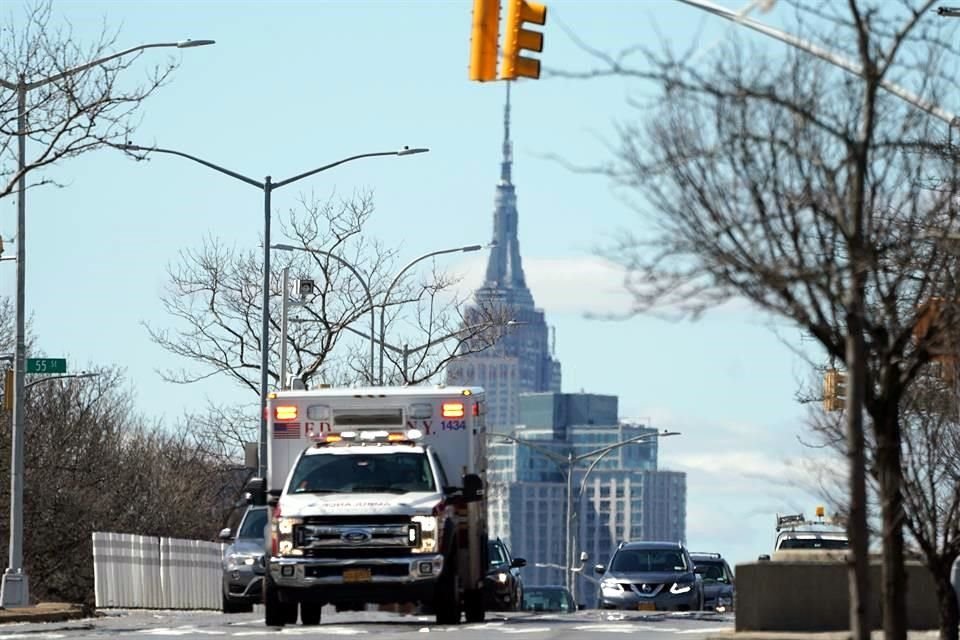 El edificio de Empire State detrás de una ambulancia en Nueva York.