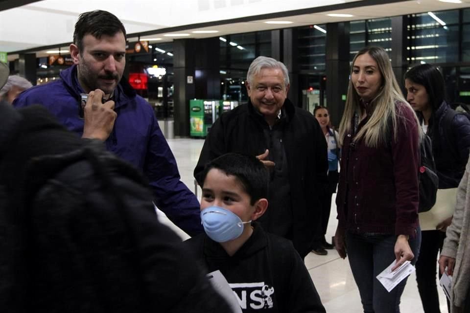 López Obrador al abordar el avión que lo llevó ayer de Tijuana a Culiacán.