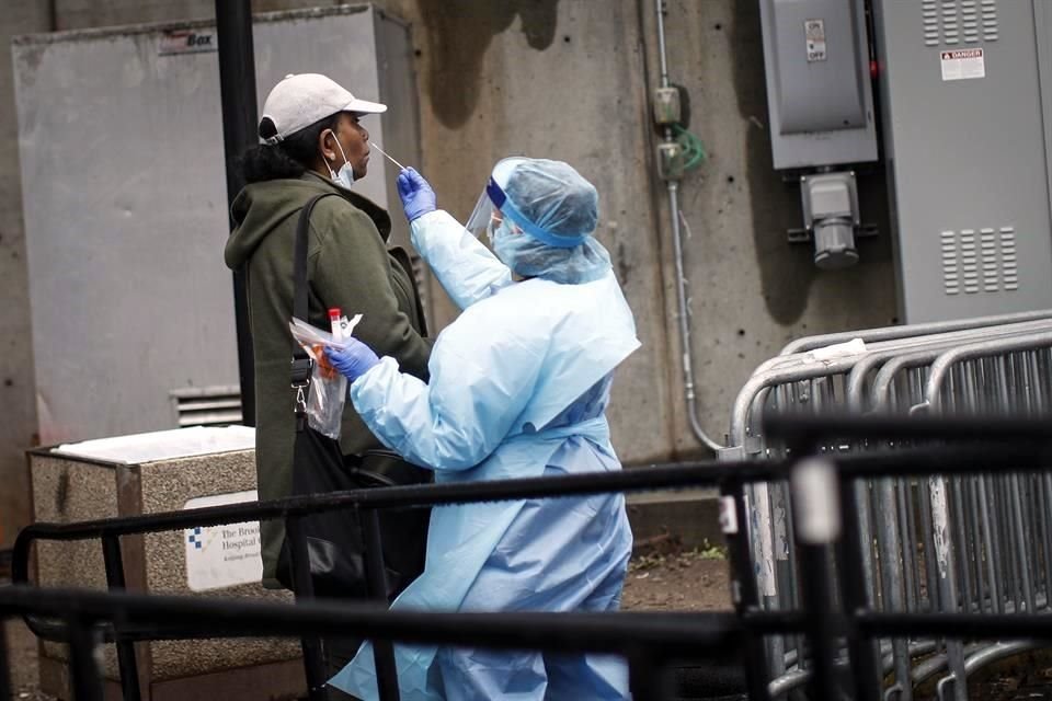 Una mujer es analizada por Covid-19 afuera de un hospital en Brooklyn, Nueva York.