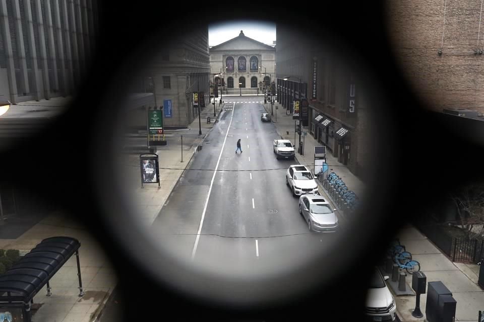 Una persona camina en una calle en medio de las órdenes de aislamiento en Chicago.