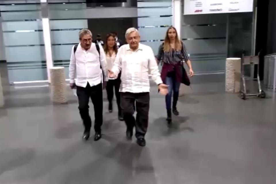 El Presidente López Obrador al arribar a la CDMX luego de su gira por Sinaloa.