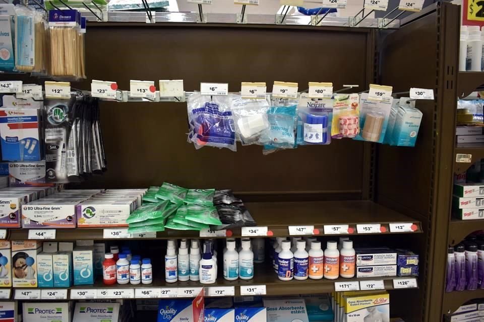 Los anaqueles de algunas farmacias lucen vacíos, al agotarse los cubrebocas y los guantes.