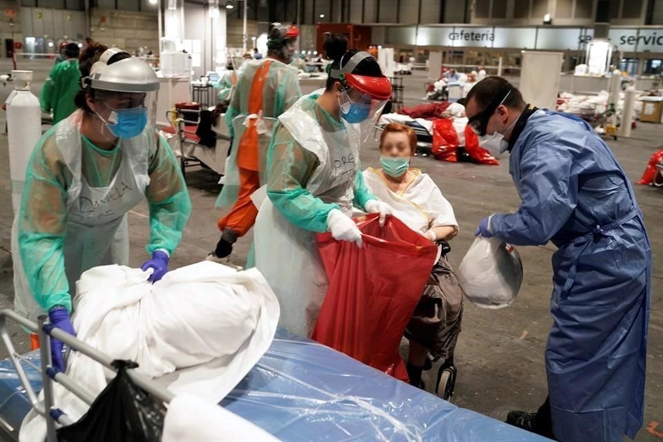 Paramédicos atienden a un paciente de Covid-19 en un hospital improvisado en Madird.