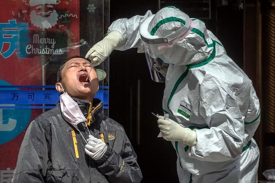 Un trabajador médico en Wuhan realiza prueba por coronavirus.