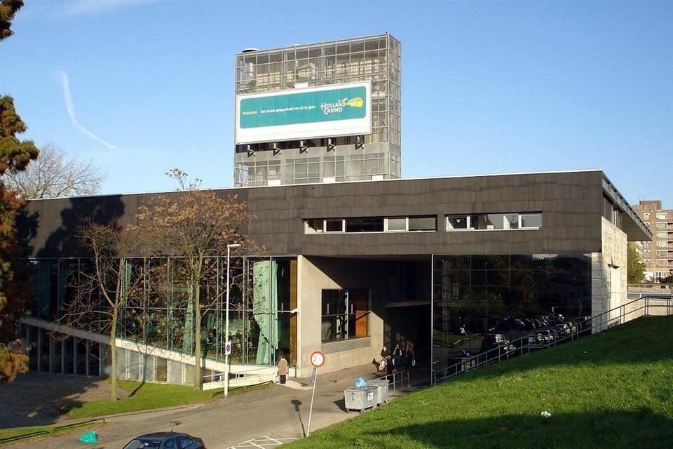 Cada fachada del Museo de Arte Kunsthal utilizó el acero, hormigón, con revestimientos de piedra, cristal o placas de madera laminada.