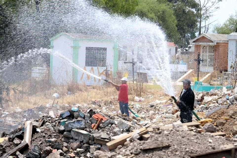 Bomberos de la CDMX controlaron el incendio en el basurero del Panteón Civil San Nicolás Tolentino, Iztapalapa.