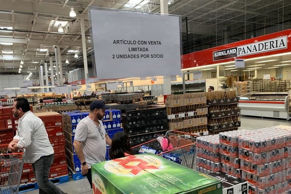 Ante el rumor de un posible paro de cerveceras por la contingencia del Covid-19, regios acuden a negocios para realizar compras de pánico.