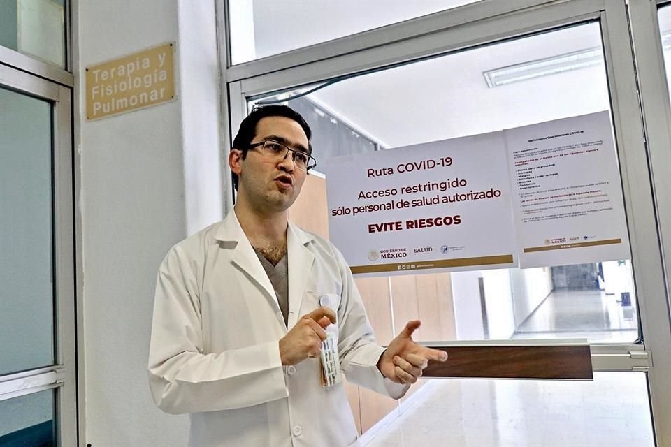 El médico Luis Antonio Gorordo Sol ayuda a pacientes con Covid-19 a comunicarse con sus familiares a través de fotos y videos.