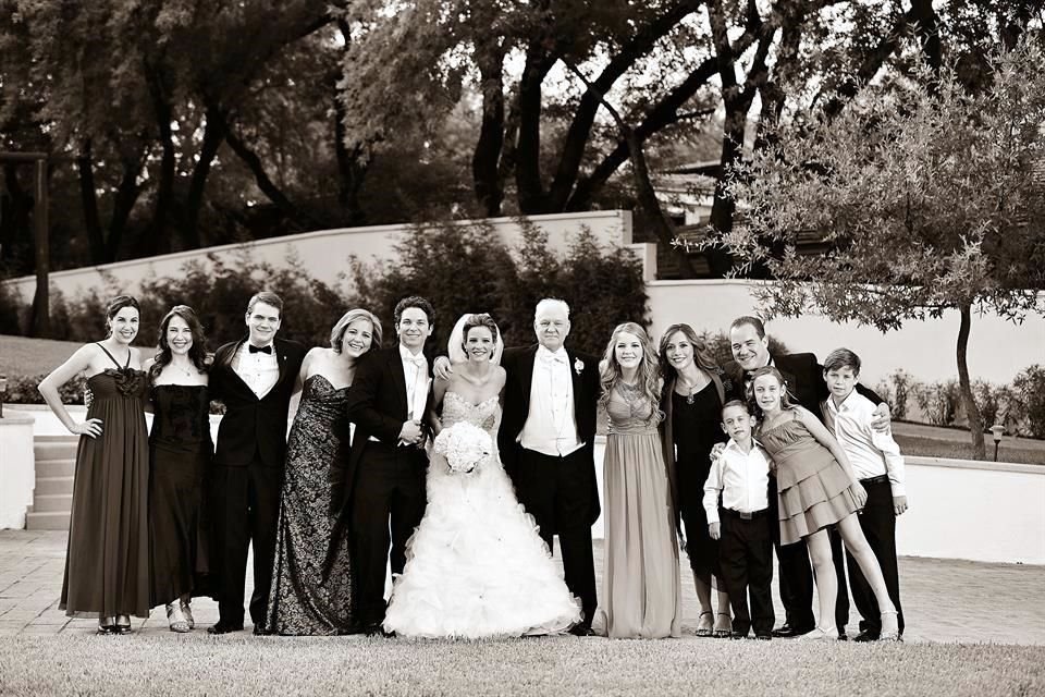 'Billy' Bremer y Magda Saldívar de Bremer con algunos de sus familiares el día de la boda de Sofía Bremer  y Pedro Valenzuela