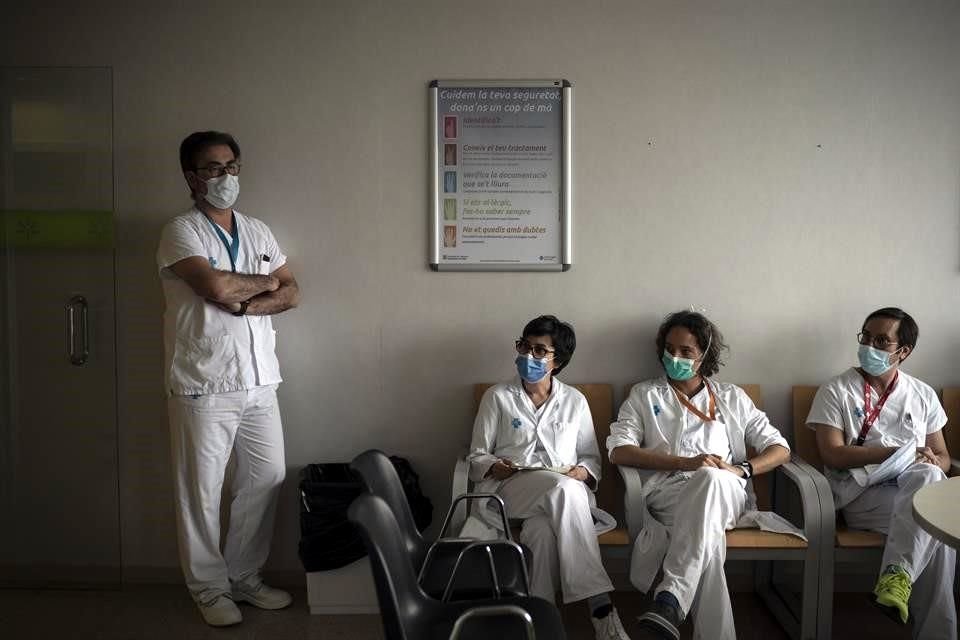 Trabajadores se reúnen para discutir medidas y procedimientos en el hospital.