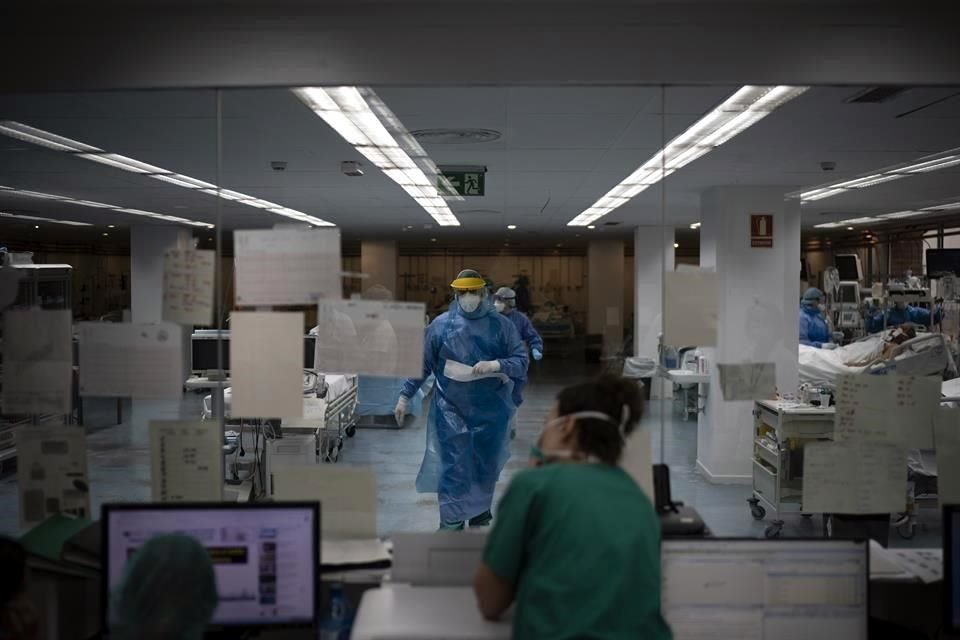 El hospital improvisó la unidad de cuidados intensivos en el cuarto de la biblioteca.