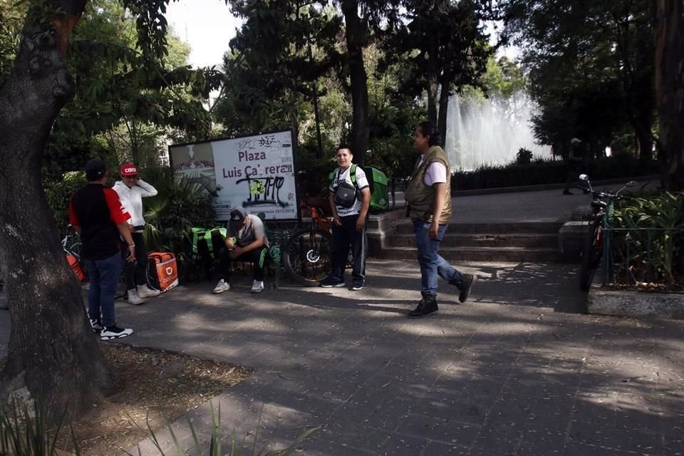 La 'oficina' de los jóvenes se encuentra en una banca ubicada en la Plaza Luis Cabrera, en la Colonia Roma.