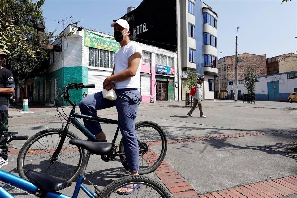 Migrantes venezolanos en Bogotá, que deben salir a trabajar pese a la cuarentena.