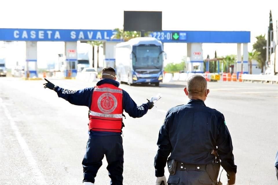 Personal de seguridad realiza los cuestionarios a las personas que cruzan desde EU a Chihuahua.