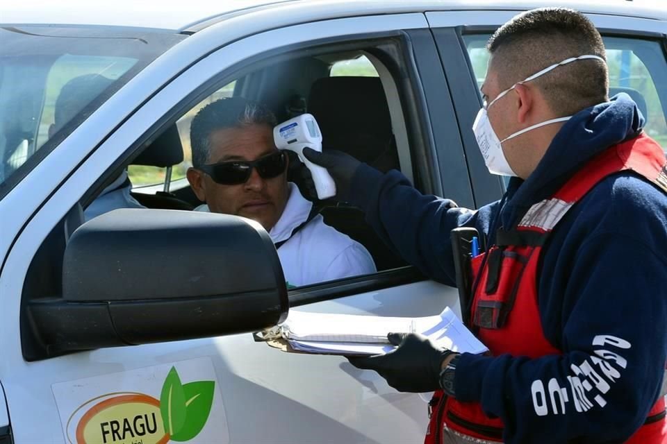 En los diferentes cruces fronterizos, como los de Chihuahua (foto), los paisanos son sometidos a revisiones de temperatura para poder ingresar al País.