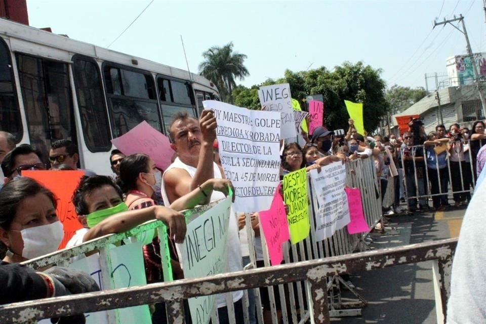 Una de las manifestaciones es de empleados del Inegi que piden que se le regresen sus trabajos, que dicen perdieron ante contingencia.