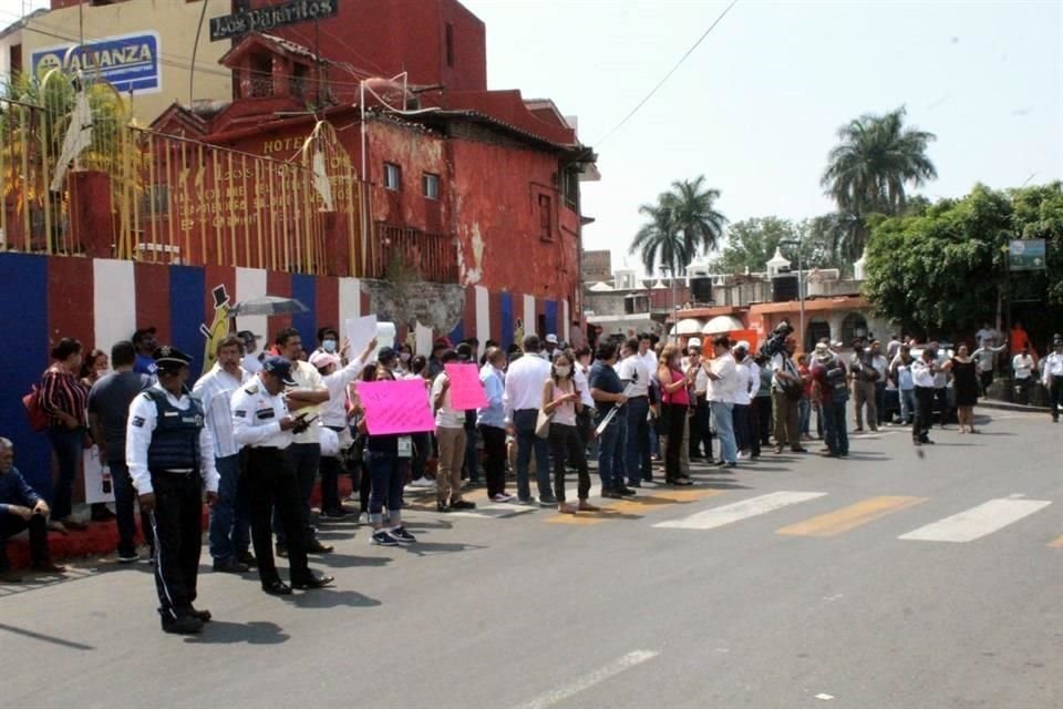 Con una anticipación de al menos hora y media, unas 70 personas se dieron cita para exponer diversas inconformidades.