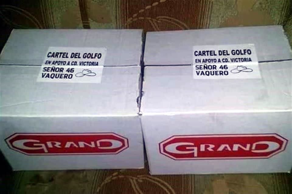 Las cajas con despensas fueron repartidos entre pobladores de escasos recursos.