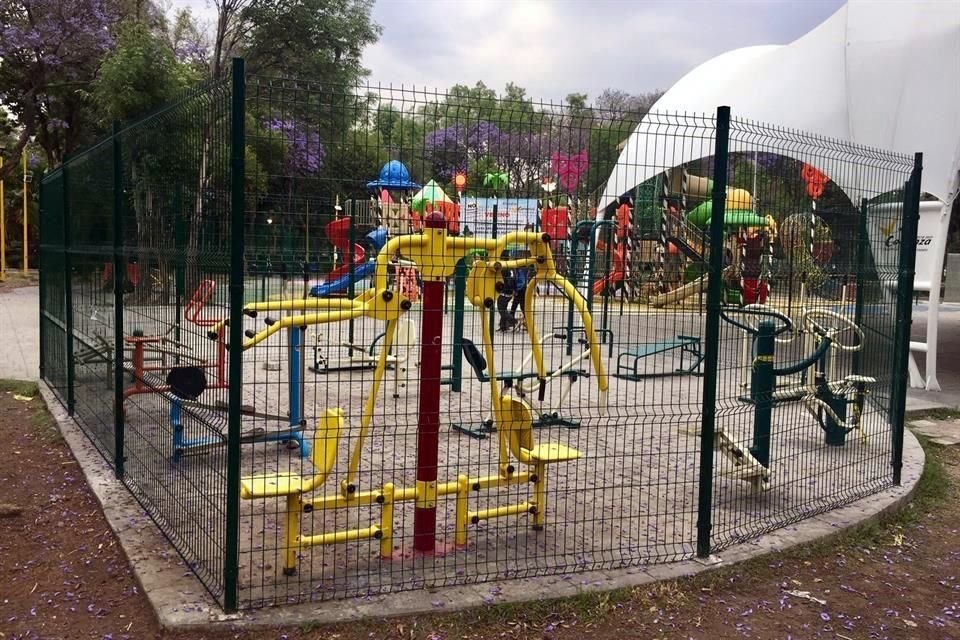 Los visitantes del Parque de los Periodistas, de la Colonia El Parque, encontraron este fin de semana ambas áreas con rejas perimetrales que fueron colocadas de manera temporal.