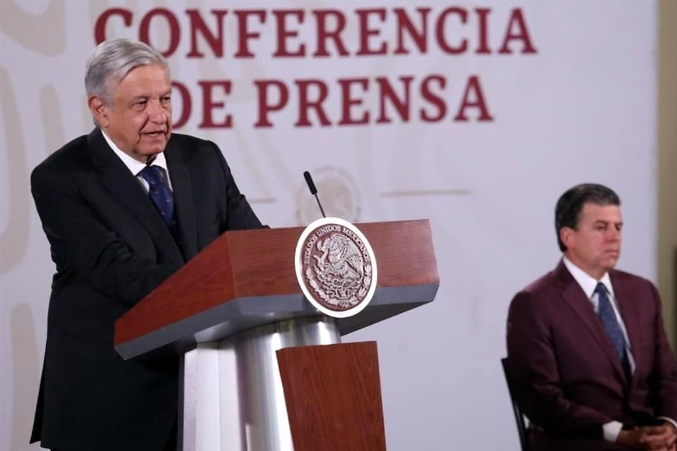 AMLO acusó a críticos de su plan de reactivación económica de buscar el 'banderazo de salida' para reinstaurar la corrupción en México.