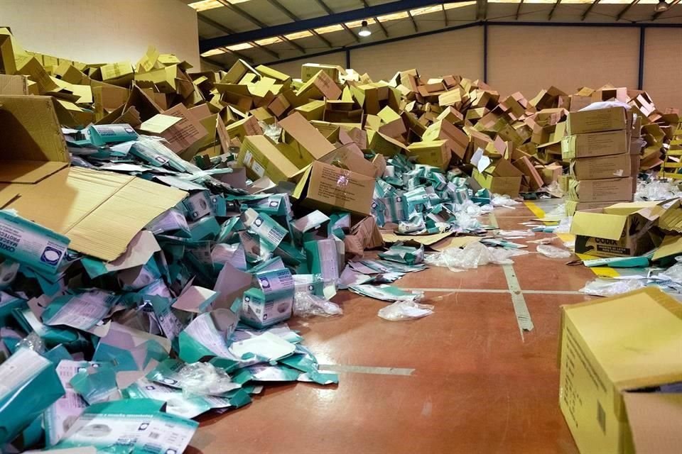 Alrededor de dos millones de mascarillas fueron desembaladas en una bodega en febrero, en Galicia.