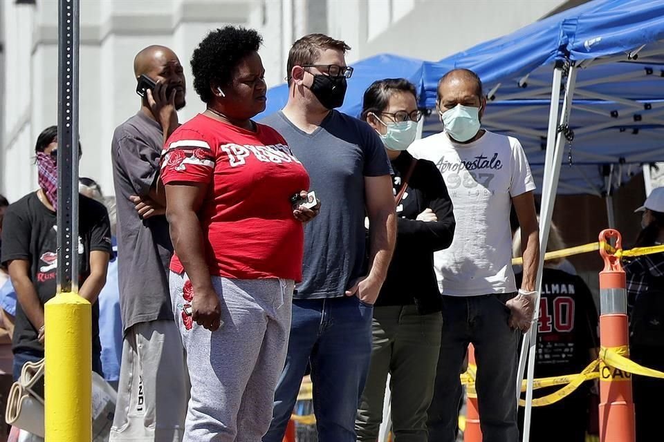 Estadounidenses en Arizona hacen fila para una tienda, en medio de la pandemia del Covid-19.