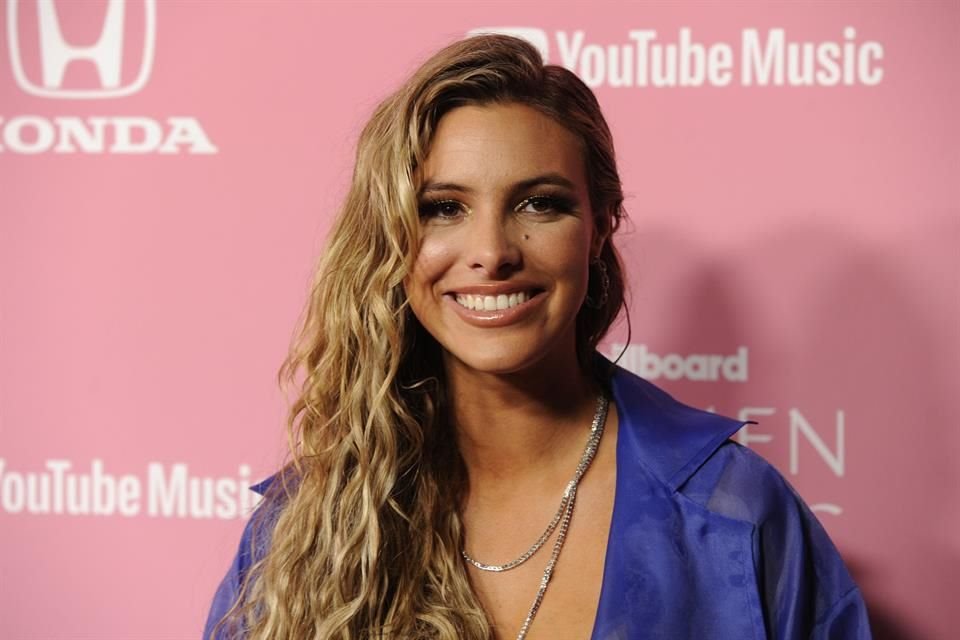 Al intentar hacer un video para Tik Tok, Lele Pons se tropezó y se cayó de espaldas contra una puerta de cristal.