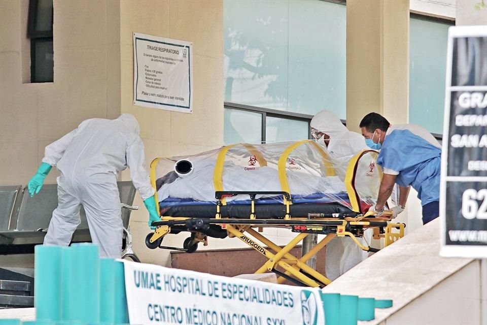 Un contagiado de Covid-19 llega al Centro Medico Siglo XXI del IMSS a terapia intensiva. 