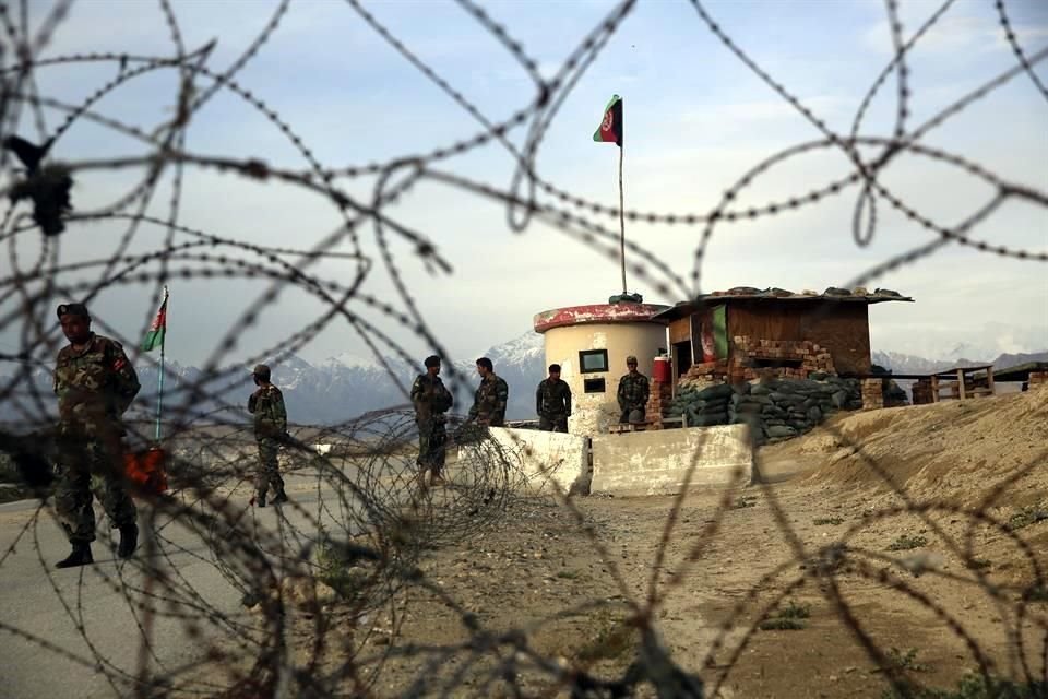 Soldados afganos montan guardia cerca de la base Bagram, donde fueron liberados los 100 talibanes.