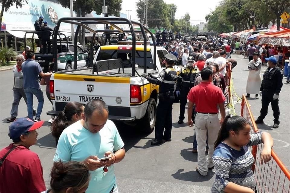 Policías piden a cientos de personas que se retiren del mercado de mariscos.