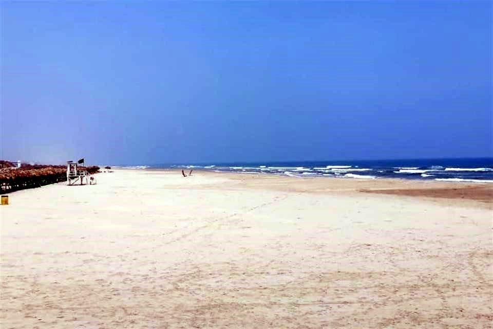 Mientras que en otros años Playa Miramar está atiborrada de turistas por Jueves y Viernes Santo, en esta ocasión la playa luce desierta.