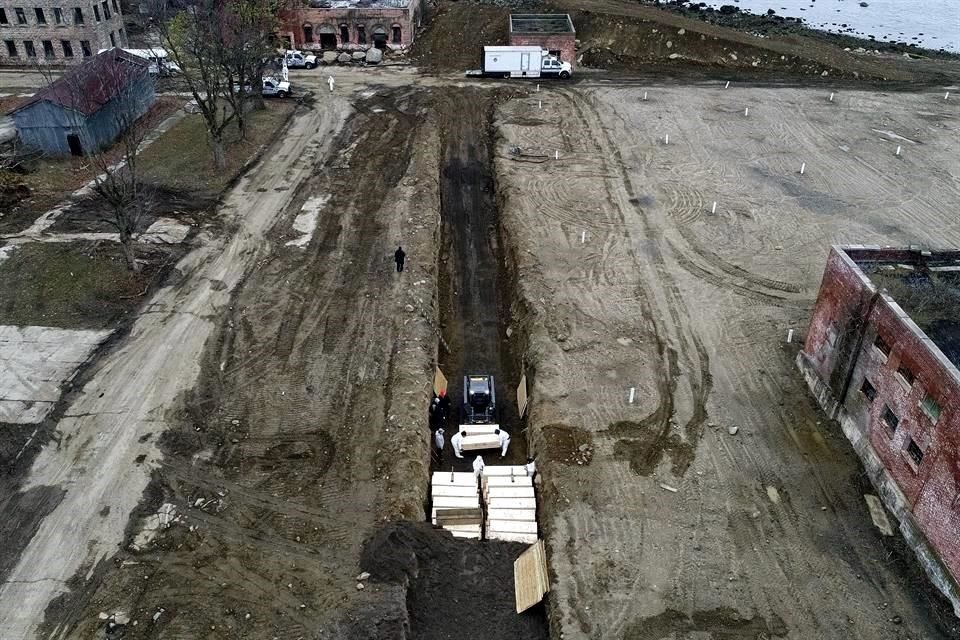 Aunque la ciudad aún no llega a estar rebasada por los muertos, existe un plan para usar esta fosa como cementerio público temporal.