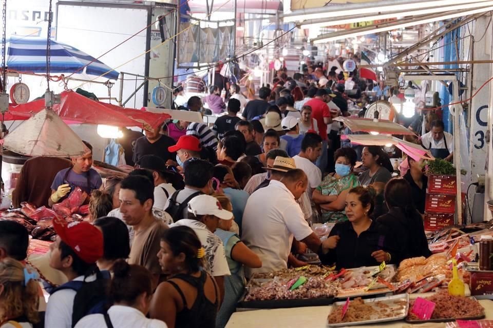 Pese a la campaña de no salir de casa, ayer la venta de mariscos registró un aumento.