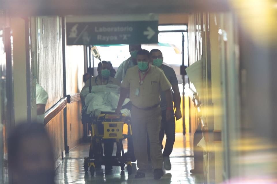 Los pacientes cono sintomas de Covid-19 son atendidos en el area de Infectología del Hospital La Raza.