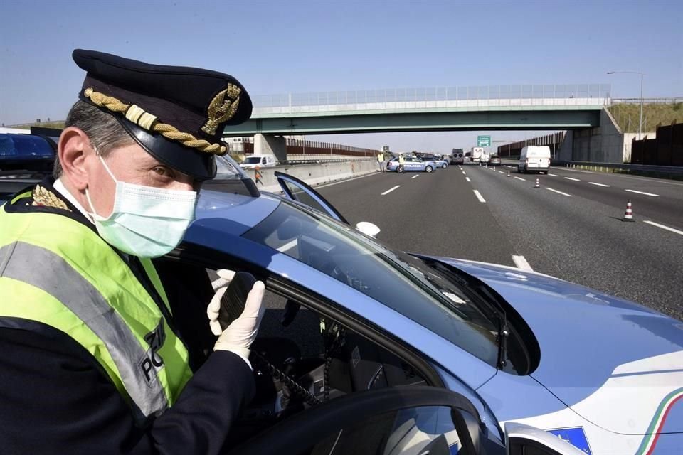 Policía de Italia hace revisiones a vehículos en Bérgamo.