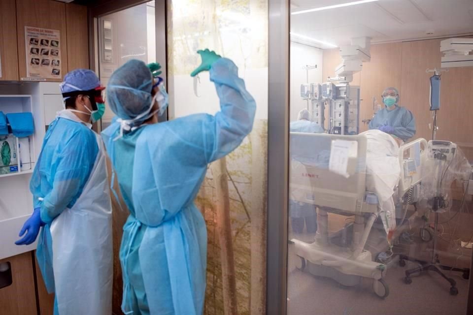 Trabajadores médicos conversando sobre el tratamiento para pacientes de Covid-19 en un hospital, en Barcelona, España.