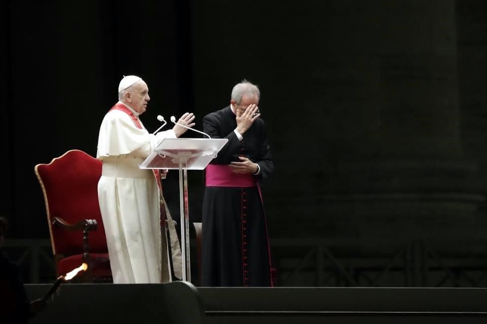 El Papa Francisco presidió la ceremonia, que usualmente se realiza en el Coliseo, pero por la pandemia del Covid-19 se hizo en la PLaza de San Pedro sin fieles.