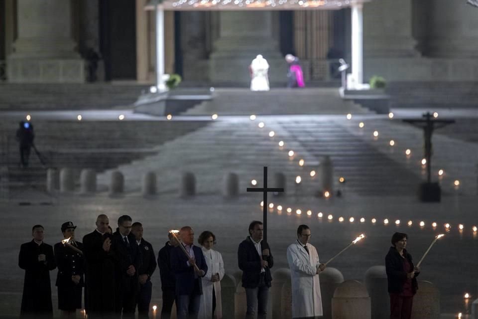 Médicos con batas blancas participaron en procesión de Viacrucis presidida por el Papa en una vacía Plaza de San Pedro, en el Vaticano.