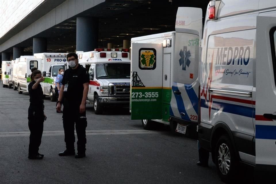 Ambulancias esperan para ingresar pacientes de Covid-19 a un hospital en Nueva York.