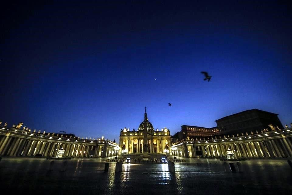 La Plaza de San Pedro durante el Sábado Santo.