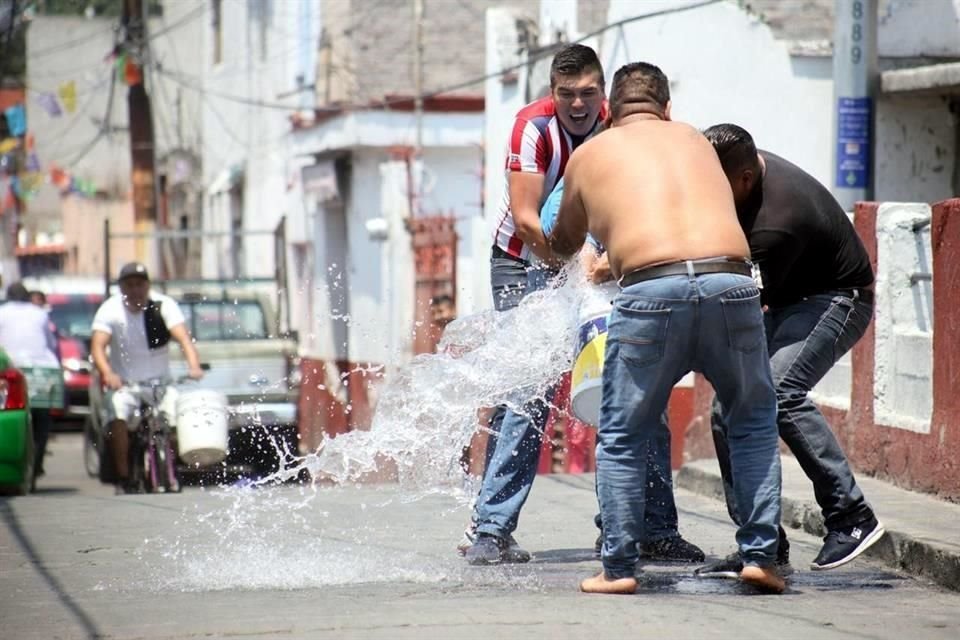 Vecinos del Barrio de la Asunción, en Xochimilco, salieron a las calles para arrojarse agua.