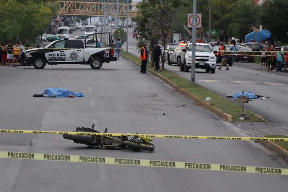 Los cuerpos de Francisco Alexander Zamora y Nelson Everardo López quedaron a unos metros de una cruz que marca otro choque de moto donde falleció un menor, en el 2018.