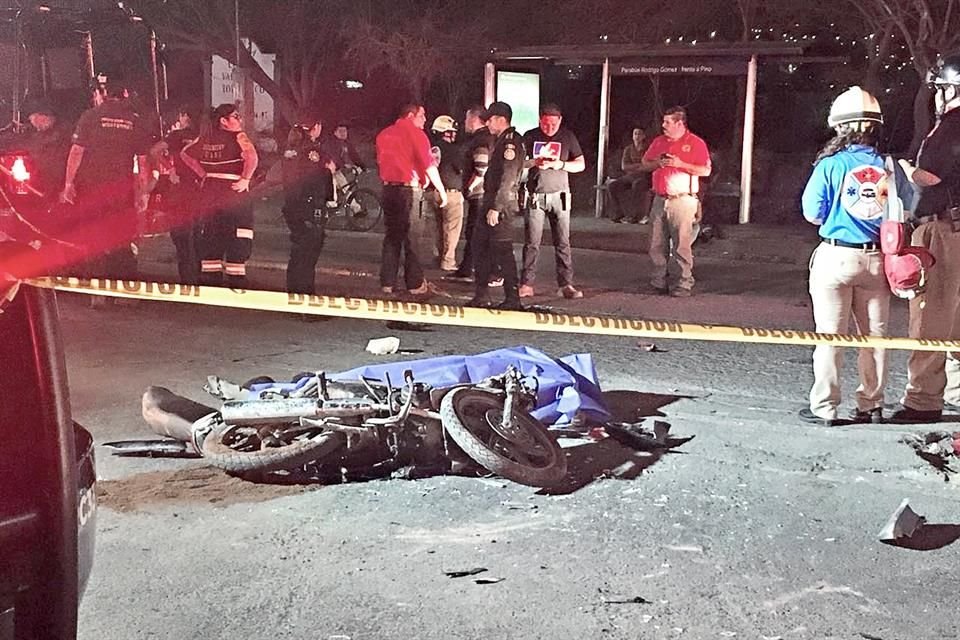 Los cuerpos de Francisco Alexander Zamora y Nelson Everardo López quedaron a unos metros de una cruz que marca otro choque de moto donde falleció un menor, en el 2018.
