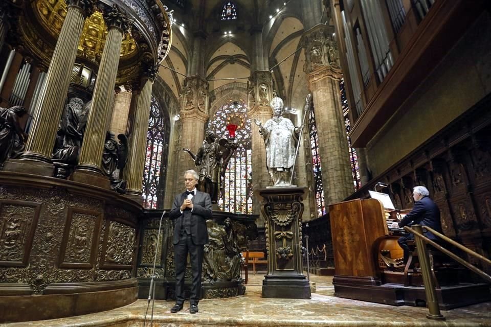 Bocelli interpretó este domingo un breve concierto en ocasión de la Pascua.