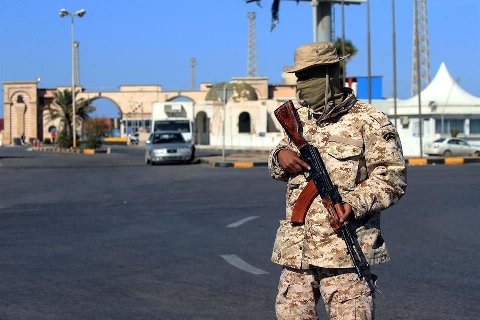 Soldado libio durante patrullaje en Trípoli.