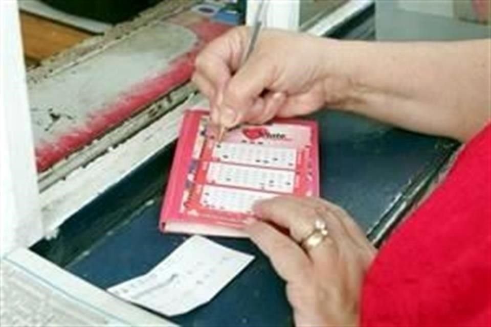 Según la FGR, funcionarios de Pronósticos Deportivos y empleados de la empresa Just Marketing simularon el sorteo Melate Revancha y Revanchita, celebrado el 22 de enero de 2012.