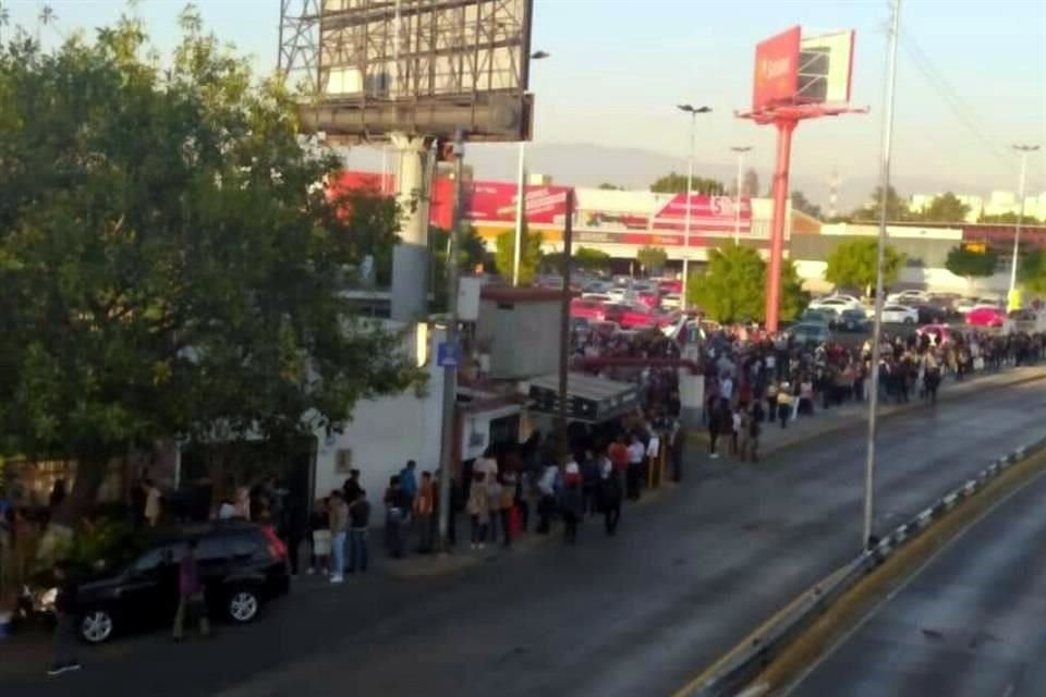 Aspirantes a un lugar en el IMSS hacen largas filas en la sede de la Sección 33 del Sindicato de trabajadores del Instituto sin guardar la sana distancia.