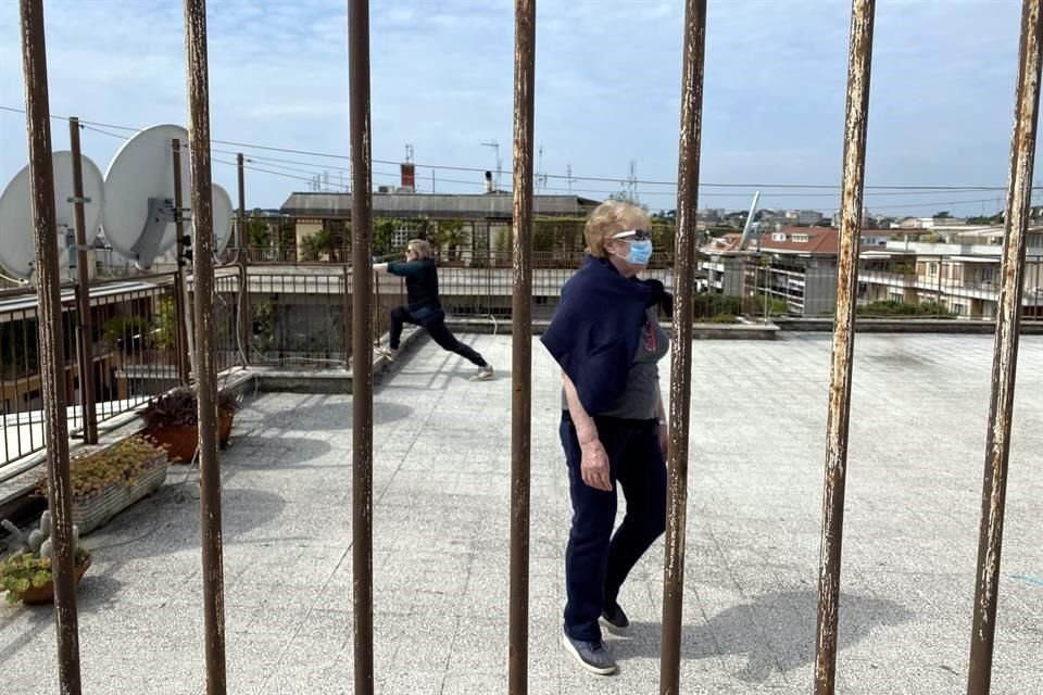 Mujeres hacen ejercicio en el techo de un edificio en Roma, Italia. El país es el tercero con más casos de Covid-19 registrados.